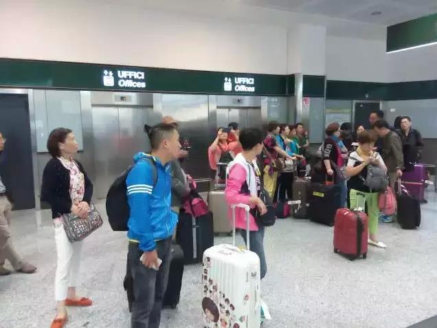 久盛地板员工首批欧洲四国游抵达意大利.jpg