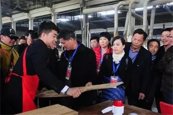 消费者参观大卫地板工厂车间.jpg