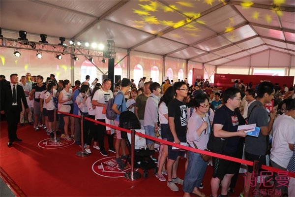 时尚女王海清助阵诗尼曼，女人当家玩转百搭定制