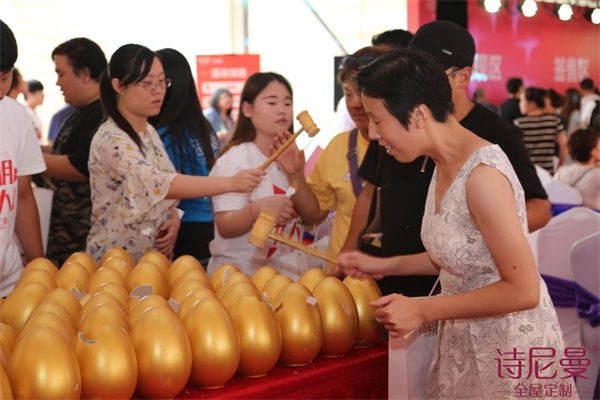 时尚女王海清助阵诗尼曼，女人当家玩转百搭定制