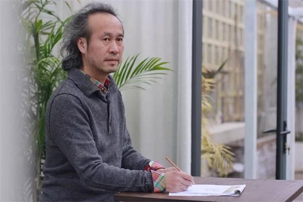 定制家居这点事：北美枫情艺术总监吴伟说吴蓝（之三） 慧心独具定格蓝彩的灵动 ——吴蓝的艺术美学 法国画家费尔南德曾说：“色彩是人类的一项基本需求，和水、火等自然元素一样，与我们的生活密不可分。”我们的大脑皮层80%的活动是通过眼睛完成的。我们处理来自外部世界的大量信息都具有视觉性特征。 由此可见，色彩对我们的生活是多么的重要。而我将大家也包括我自己最钟爱的蓝色，运用到空间设计，它直接影响到了空间的情绪表达。一个空间，蓝色和关系色彩一起，呈现出空间语言，空间的情绪和空间的美感体验。结合我对生活的理解和设计，打造专属于你的个性空间。“专属”二字从何谈起呢？ 一直以来，我都致力于手工擦色，摒弃工业化的量产和生搬硬套，最大程序还原变化中的蓝，和其他色彩发生关系的蓝，为每个空间量身定制属于其独特的蓝色色彩关系空间。 自然之美，令人心旷神怡。大自然是最出色的设计师，随意挥洒笔触，或娟秀或旷达，其美是人工之技难以企及的。更何况是工业化量产之死物。为适应不同的空间，最大程度还原自然之美，吴蓝空间美学的“蓝”，不是一个经过几次简单调制就呈现出艺术效果的绘画颜料或是家具油漆。她通过将不同纯度与明度的蓝，在木材、石材、纺织面料 、金属等多种不同材质载体上，反复施加特殊工艺，同时通过把控各种材料和色彩反应变化的过程，最终呈现出的一种具有极致视觉表现力与感染力的色彩美学形态。 一组关系色彩，同时服务于一个主题，呈现一种关系空间，无论是底色还是点睛，都最大程度的和周围色彩和平共处，构成一个和谐统一的整体美学空间。当然这靠机器实现不了，不可复制，没有标准，这种关系蓝的灵动是难以捉摸的，我只有在擦拭过程的一遍遍努力中，去慢慢揣摩，寻觅，拨云见日般的去还原其美。 我经常会和同事一起，在北美枫情木家居500多平米的色彩创意工坊擦色打样。工作台上铺陈着各种纯度、明度不同的蓝，很多的色样都被否决了，只留下一小部分比较接近的蓝色，真可谓百里挑一。如果小样颜色比较符合我心目中的色彩，我会继续在上面进行二次创作，力争更加的真实、自然：仔细的擦拭，调色，做旧。慢慢的，色板上面出现了层次渐变的蓝。打样做色板，还只是我们吴蓝美学空间创作的第一步，每块色板都是反复经过手工打造，虽说是定制产品，却丝毫不亚于艺术作品的创作。每一个关系蓝的把控，都是非常难以捉摸的，只有一遍遍的靠深厚美学底蕴和材质特性的经验把控才能把心目中的那抹蓝变为现实，变为吴蓝空间体系的灵魂。 其实“吴蓝”定格的不仅仅是蓝彩的灵动，更加定格的是一种诗意的存在。 西方“诗学（Poetics）”是“创造”的代名词，“吴蓝”空间美学正是这种经过深厚艺术底蕴加工，丰富个人经历沉淀下来的深思严谨的诗学创造，通过这样诗意的空间最大程度激发消费者的生产力。这是吴蓝空间美学所赋予商品的延生价值，带给消费者物超所值的体验感，无与伦比的自然美感。 中国的诗意却是体现在情景空间的想象，我创作的吴蓝空间，并不因循守旧，勇于去打破传统。打个比方，我运用人字拼和层次渐变的蓝，间或点缀以红色，表现出“日出江花红胜火，春来江水绿如蓝”的诗学意境。这样的灵动诗意，正是吴蓝美学空间的灵魂所在，因为一抹蓝的灵动，在色彩间雀跃，邀请您来到吴蓝空间，一起点亮生活的诗意。 吴蓝空间不仅仅只是蓝色关系色彩的运用，更是经过深厚艺术底蕴加工，丰富个人经历沉淀下来的厚积薄发，通过手工擦色、反复调整，定格出那抹蓝色的灵动和诗意。