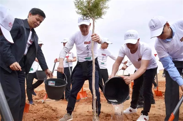 大自然家居荣获“民族品牌，中国力量”称号